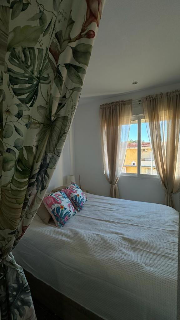 Playa De Los Naufragos Cozy Apartment With Pool Торевиеха Екстериор снимка